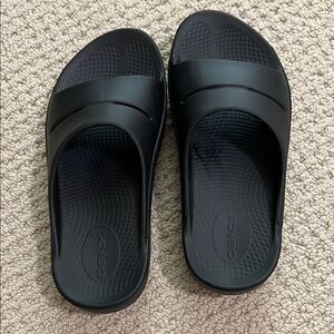 OOFOS Black Recovery Sandals